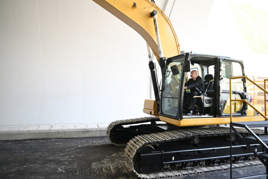 Президент Алиев сел за руль строительной техники