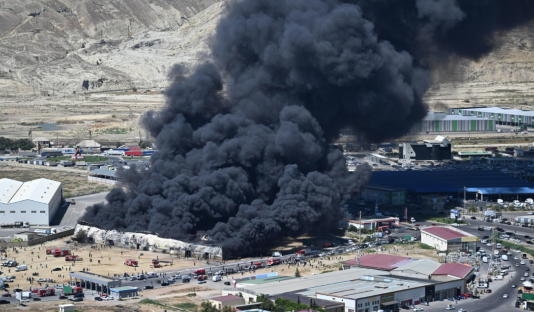 Сильный пожар на складе в ТЦ "Садарак" локализован только к утру&nbsp;