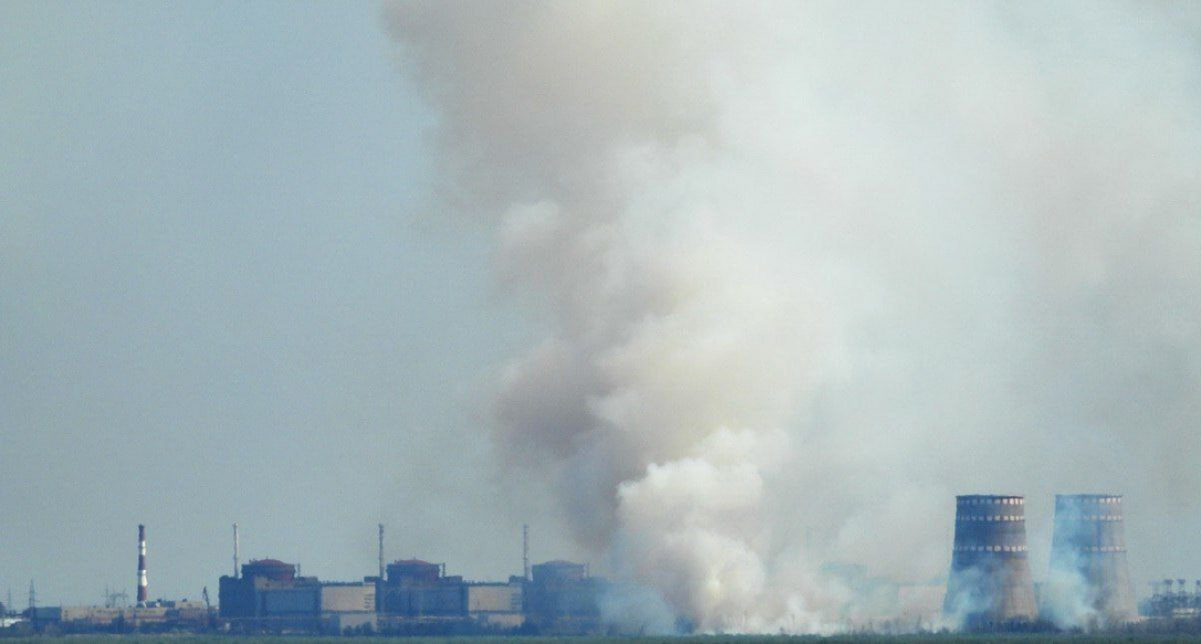 Сильное задымление у Запорожской АЭС в оккупированном Энергодаре