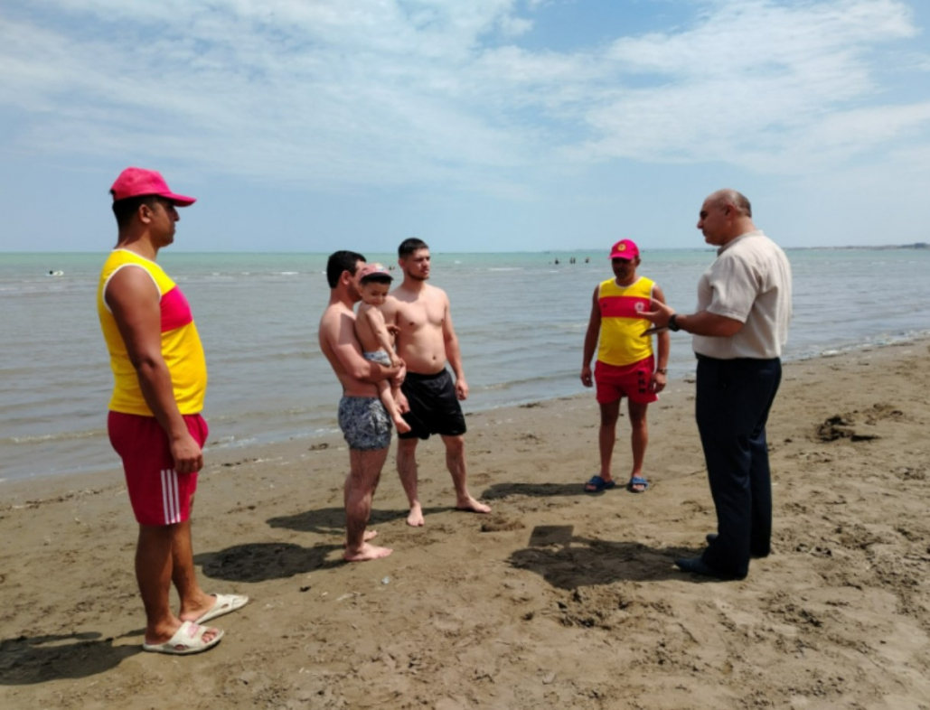 Эксперты МЧС учат отдыхающих правилам безопасности на пляжах