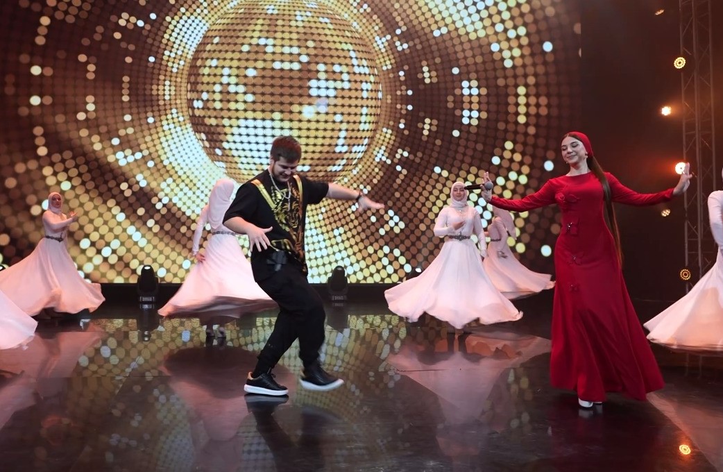 Адам Кадыров станцевал лезгинку с пистолетом