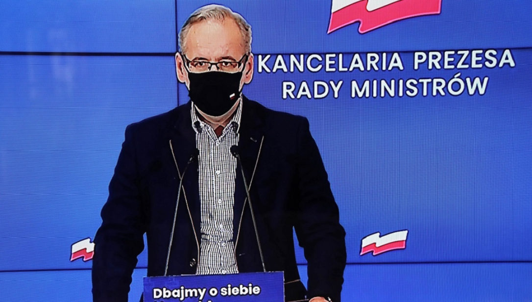 Экс-министра здравоохранения Польши избили за его решения, принятые во время пандемии COVID-19