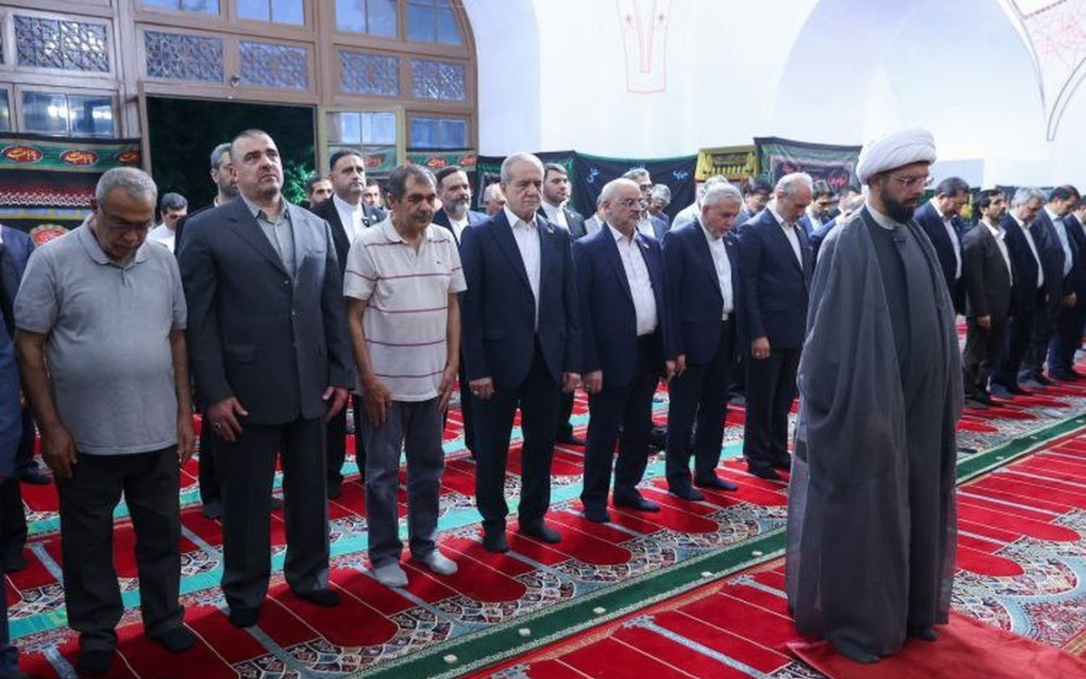 Pezeşkian İrəvandakı qədim Azərbaycan məscidində namaz qılıb