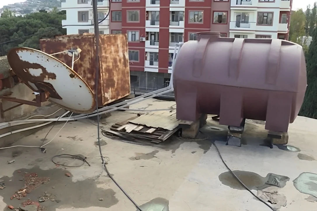 Опрос: Более половины жителей Баку вынуждены использовать баки для воды