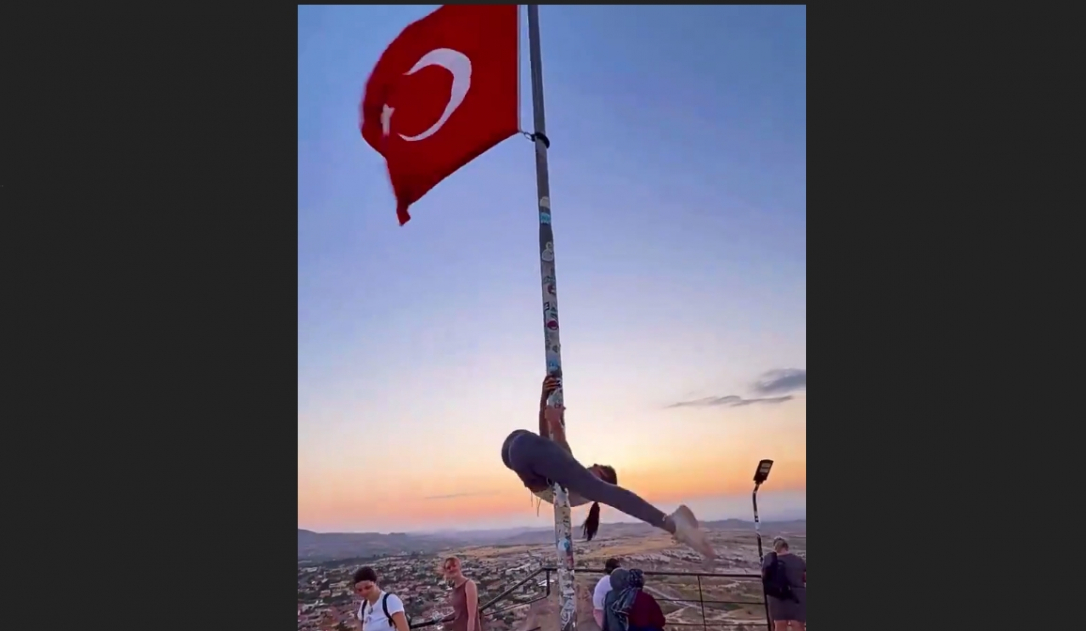 В Турции туристке грозит тюремный срок за танец на флагштоке