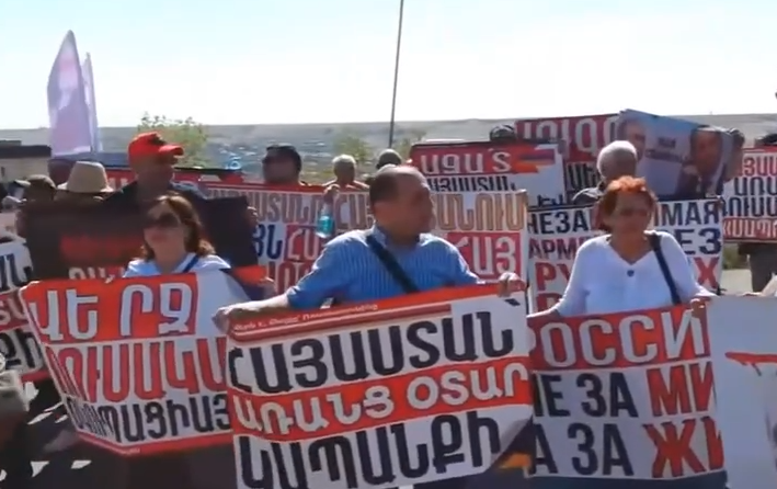 Активисты требуют вывода российской базы из Армении