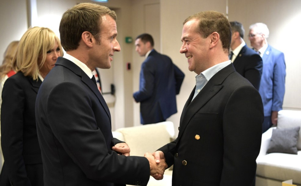Медведев назвал Макрона «королем курятника»