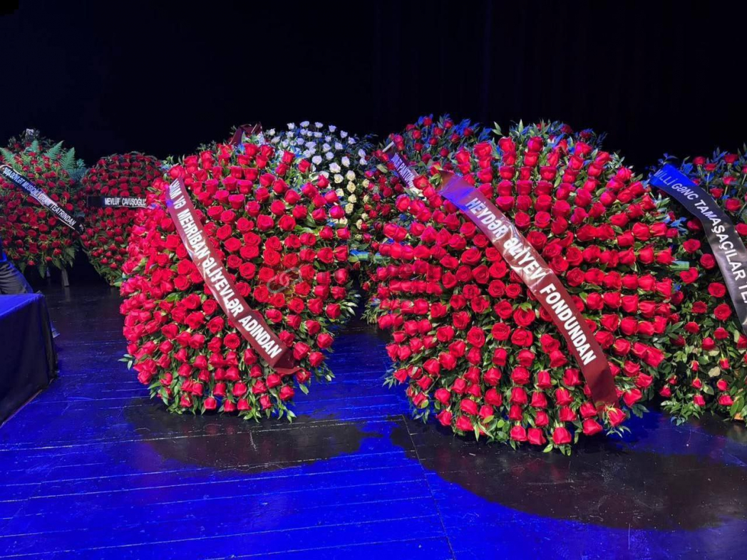 Ильхам и Мехрибан Алиевы отправили венок на церемонию прощания с Эльчином Эфендиевым