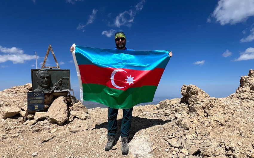 Румынский сенатор совершил восхождение на вершину "Гейдар Алиев"