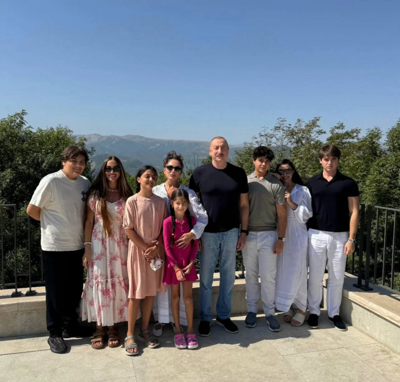 Лейла Алиева поздравила маму и показала семейное фото