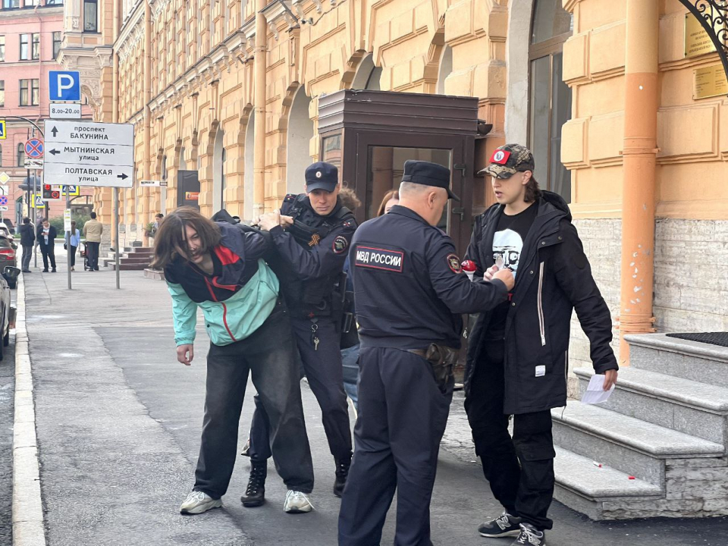 Националисты устроили акцию перед консульством Азербайджана в Санкт-Петербурге