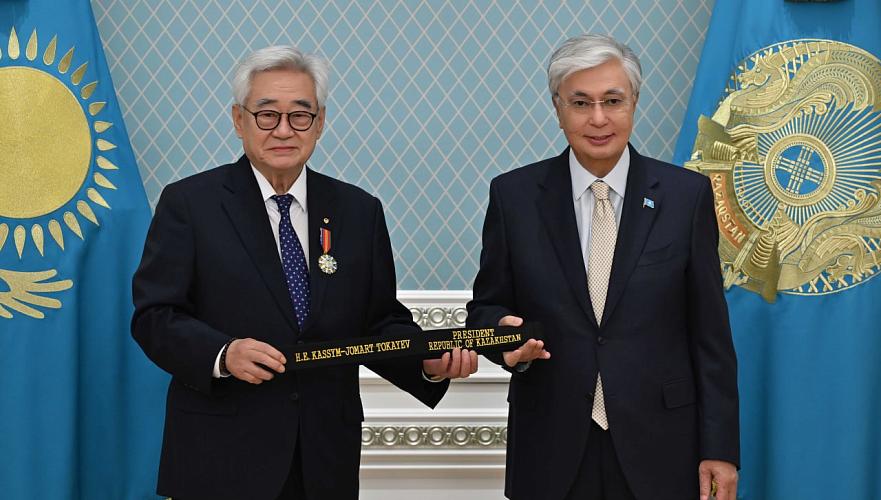 Токаев получил черный пояс по тхэквондо и разбил доску одним ударом