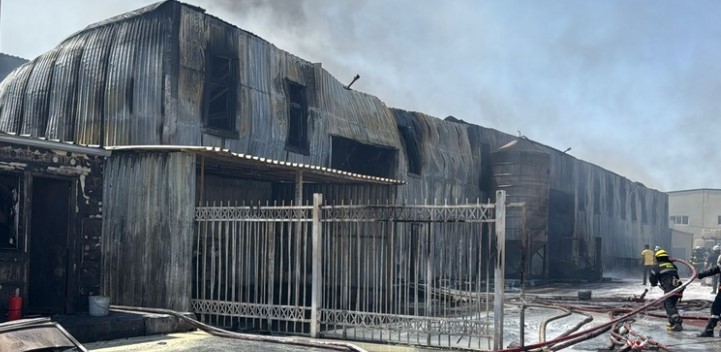 Пожарные потушили огонь на лакокрасочном заводе