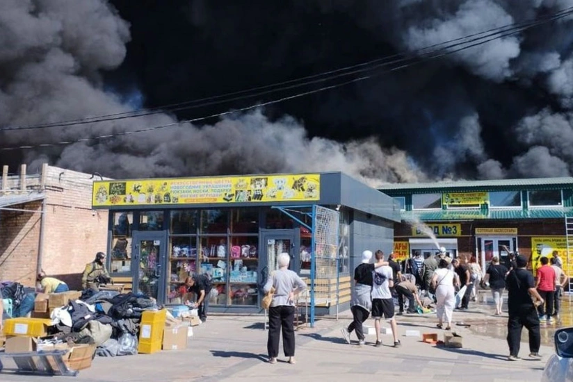 В Волгограде горит вещевой рынок