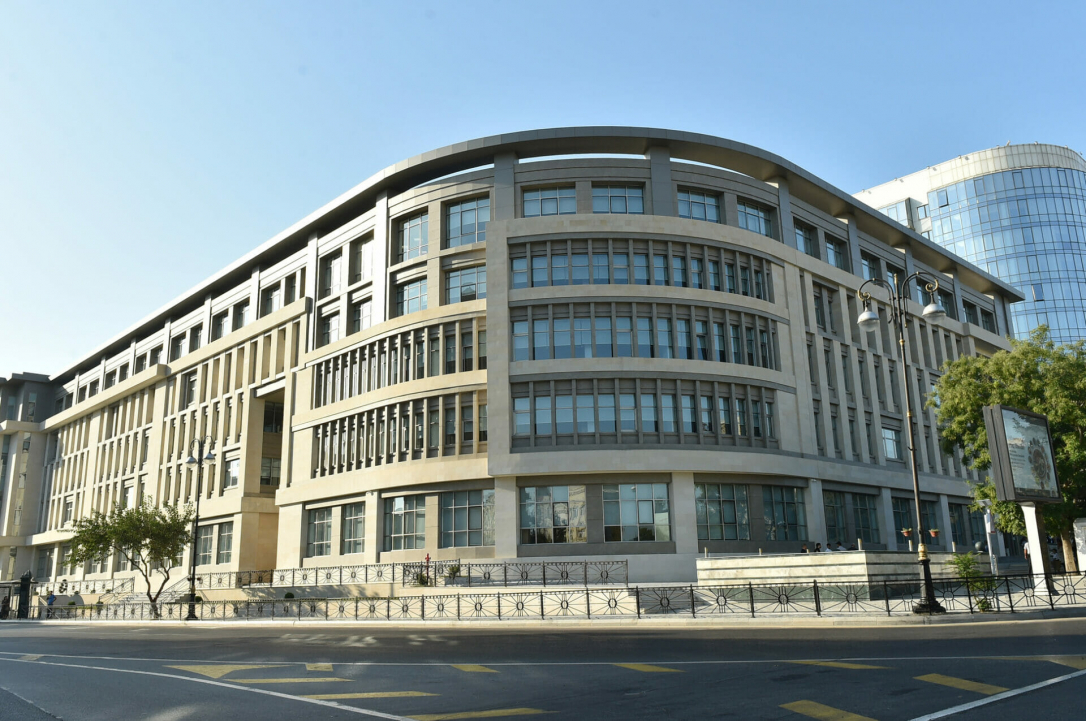 Сильный ветер в Баку снес ворота школы