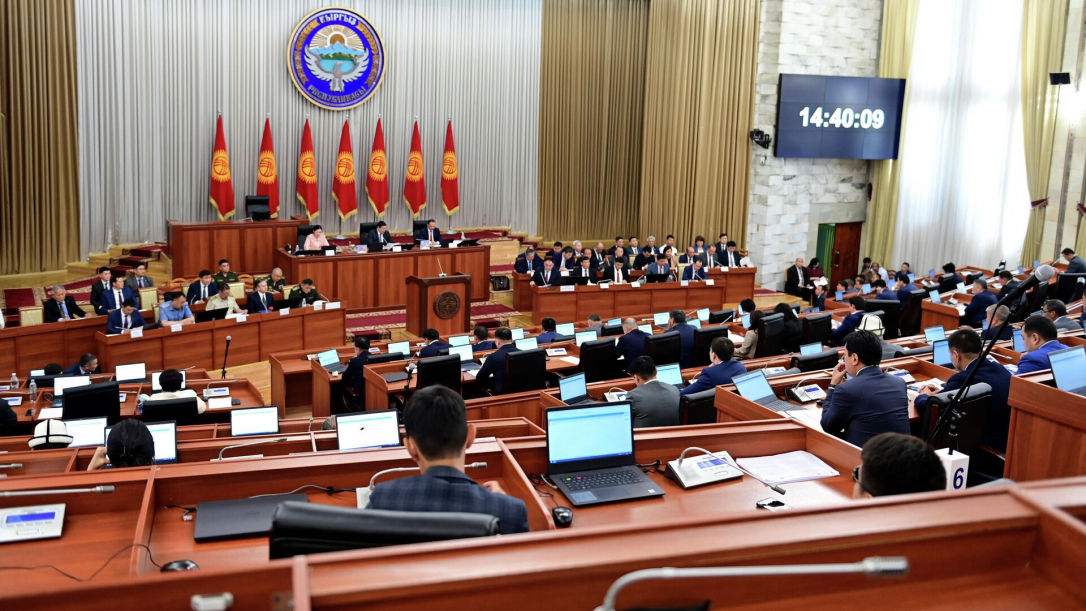 В Кыргызстане досрочно распустили парламент