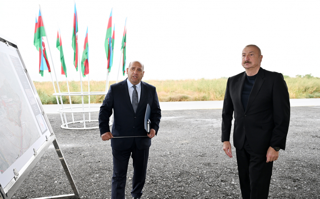 Президент Алиев заложил фундамент села Гараханбейли