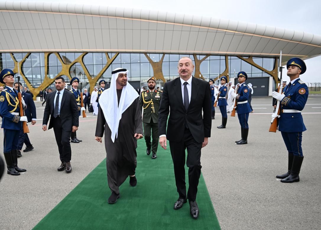 Алиев лично проводил президента ОАЭ в аэропорту