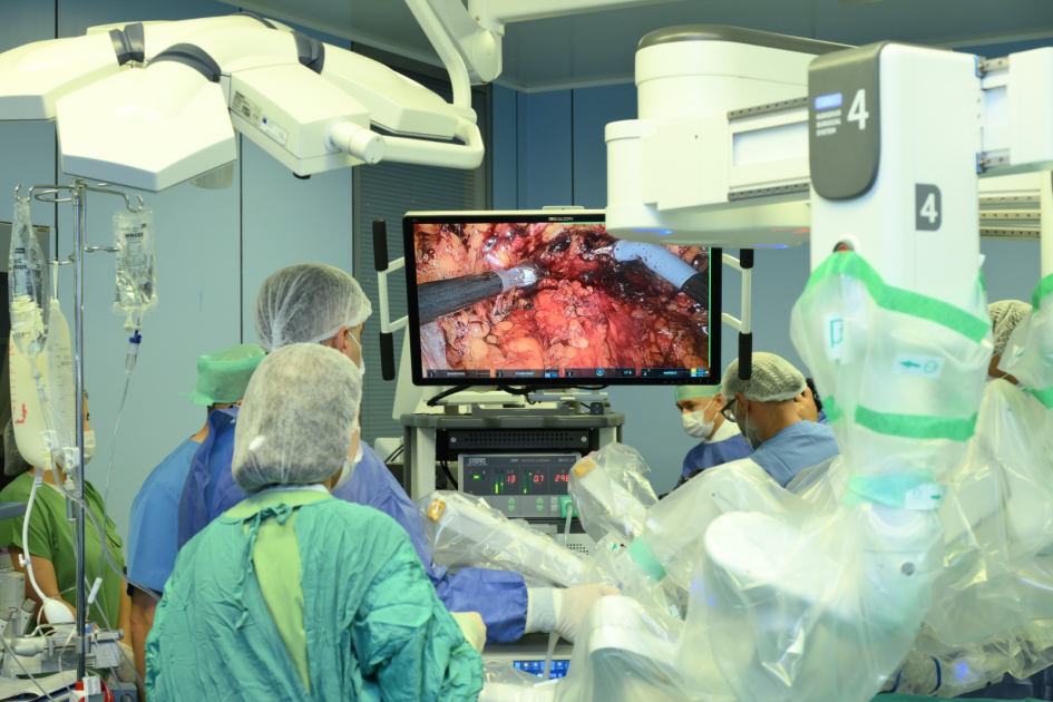 В Азербайджане впервые провели операцию с помощью робота-ассистента