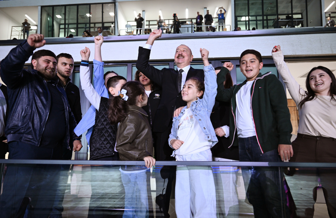 Алиевы на открытии Игр СНГ с детьми, потерявшими близких, и с детьми, получившими ранения