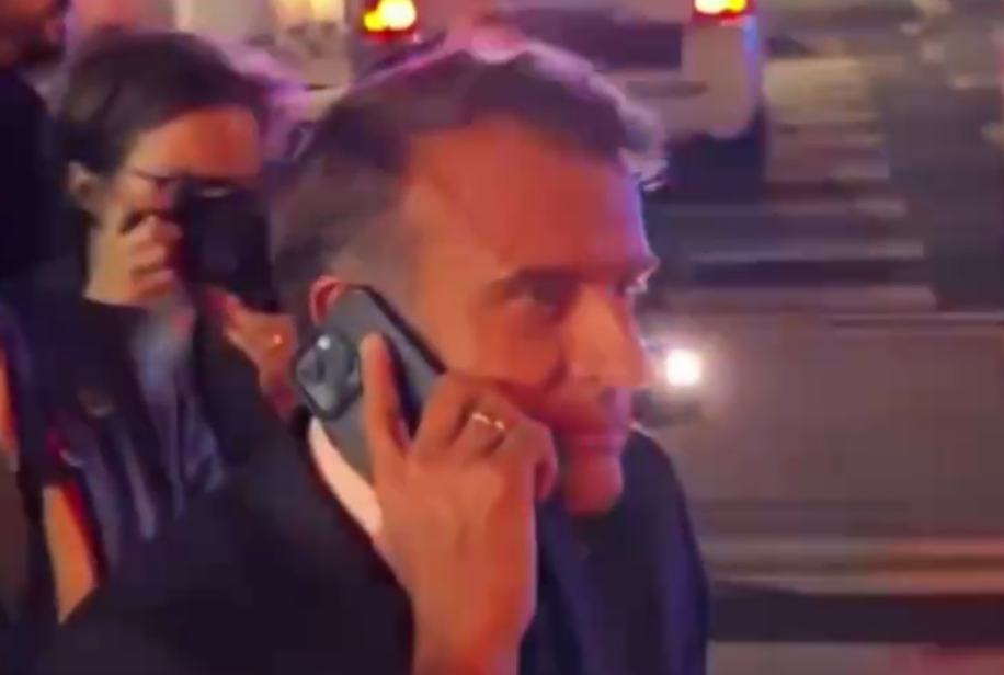 Amerika polisi Makronu maşından düşürtdü, Fransa Prezidenti Trampa zəng etdi - VİDEO