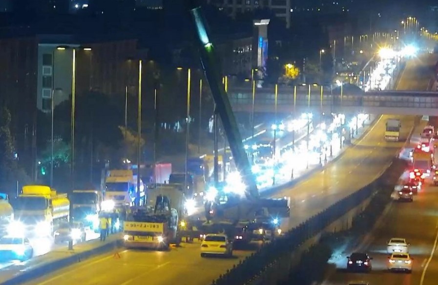 Грузовой автомобиль заблокировал полосу движения в Наримановском районе