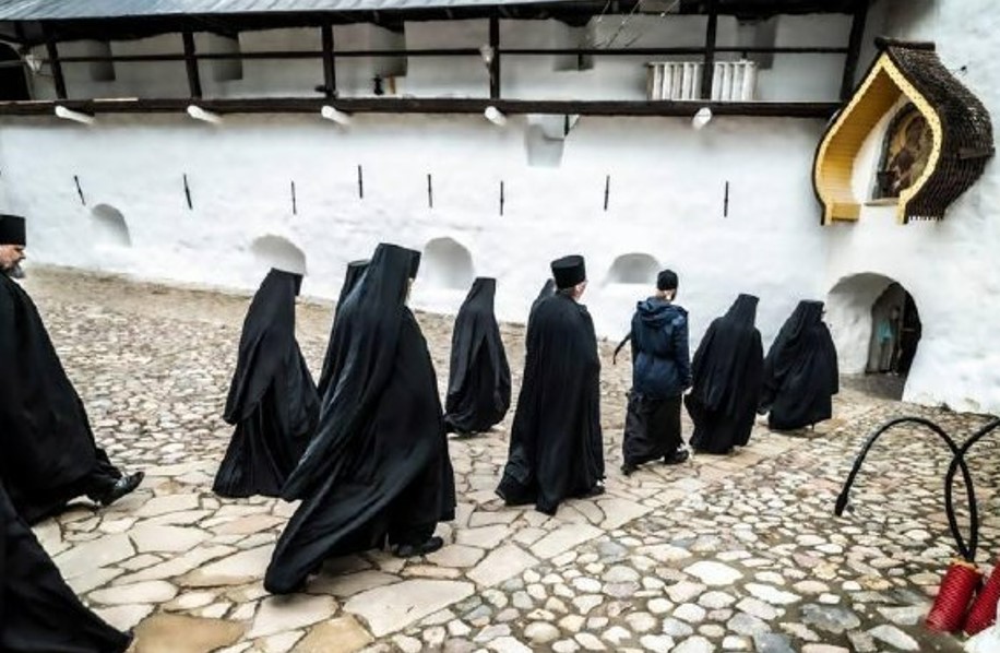 В РПЦ заявили, что мужчинам можно носить платья и юбки