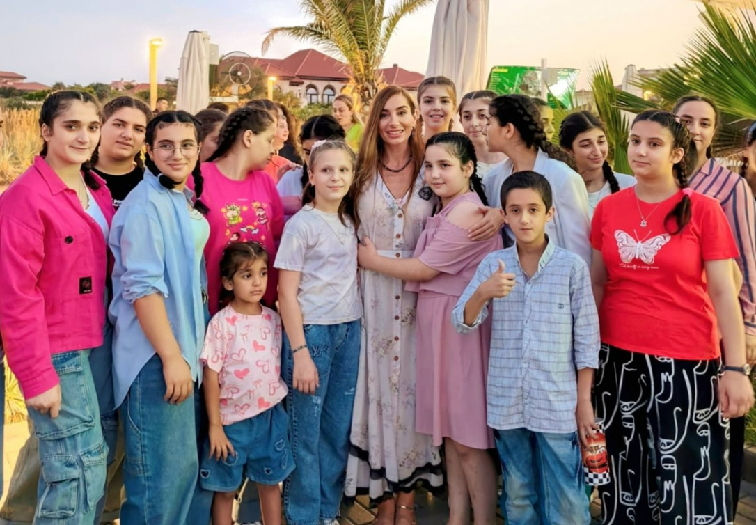 Арзу Алиева устроила праздник для детей в Sea Breeze