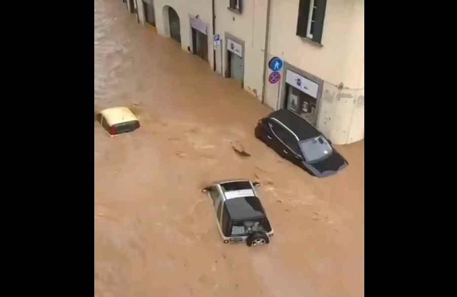Север Италии утонул: улицы превратились в бурные реки