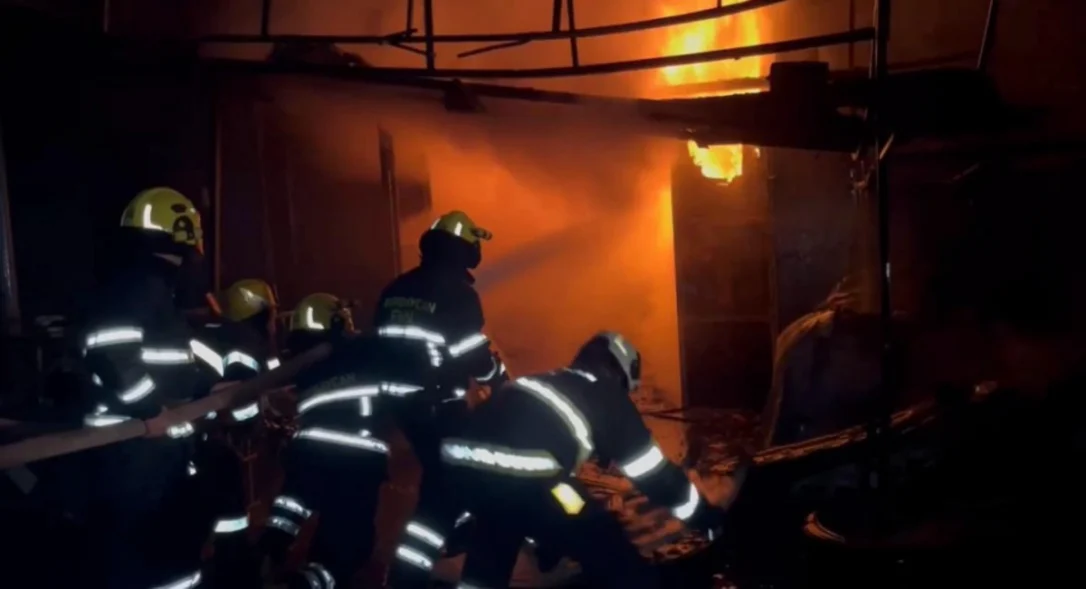 В Баку произошел пожар на шинном рынке, сгорели магазины