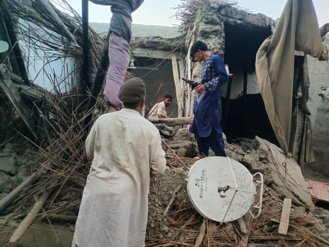 NYT: В Афганистане&nbsp;после землетрясения&nbsp;спасатели помогали только мужчинам