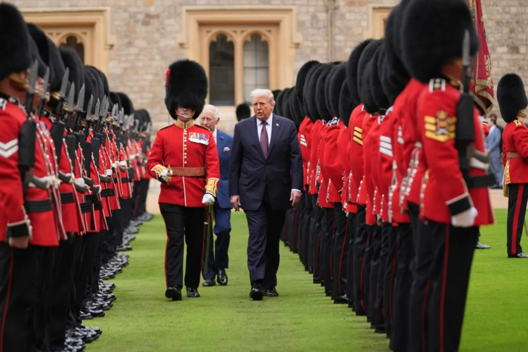 Трамп и король: неловкий момент на церемонии в замке Виндзор