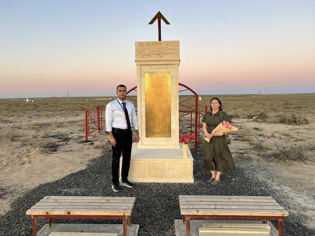 Советник посольства США посетила место крушения самолёта AZAL