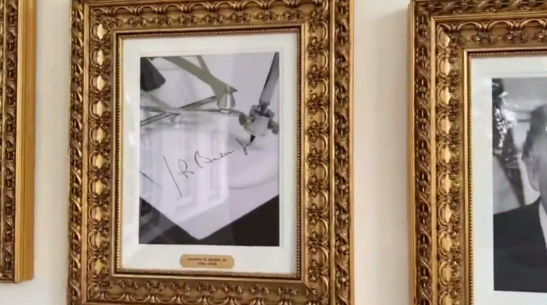 Трамп заменил портрет Байдена в Белом доме на гаджет с автоподписью