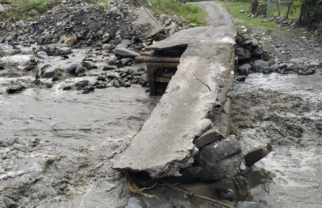 Река вышла из берегов и разрушила мост в Балакенском районе