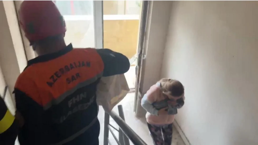 В центре Баку произошел пожар в многоэтажке