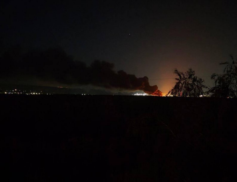 В Луганске прогремели взрывы и вспыхнул мощный пожар