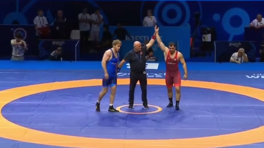 Азербайджанский борец одержал победу над титулованным армянским соперником