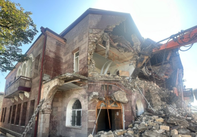 Экскаватор поставил точку в «дипломатии» карабахской хунты