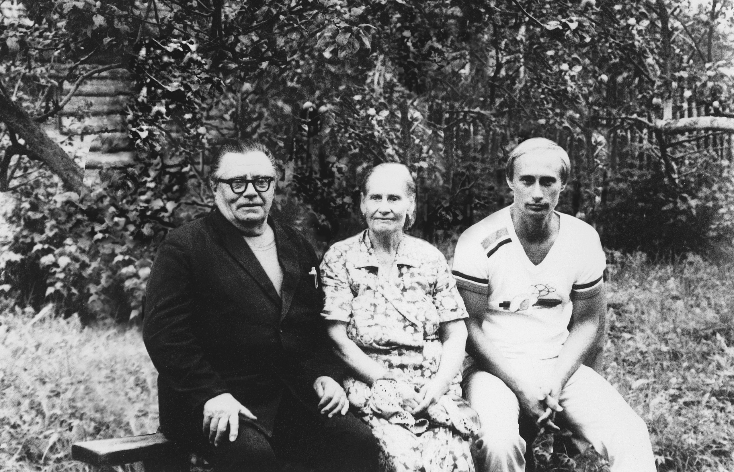 Всплыла шокирующая правда об отце Путина и аннексии Крыма 1 Всплыла шокирующая правда об отце Путина и аннексии Крыма