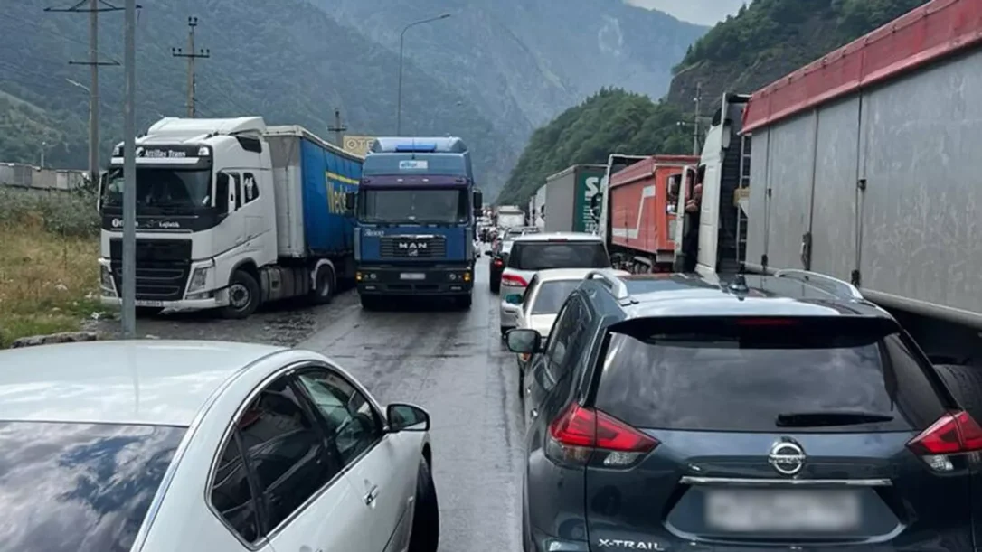 Более 600 армянских фур ждут проезда через Ларс