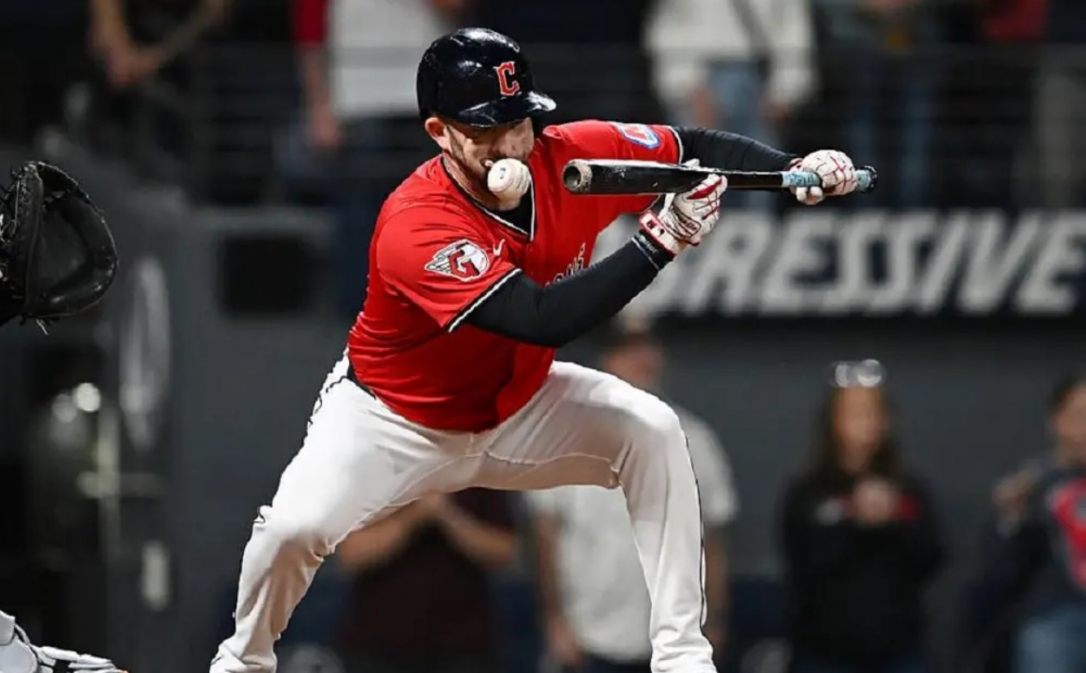 Бейсболист получил тяжелую травму головы, принимая подачу