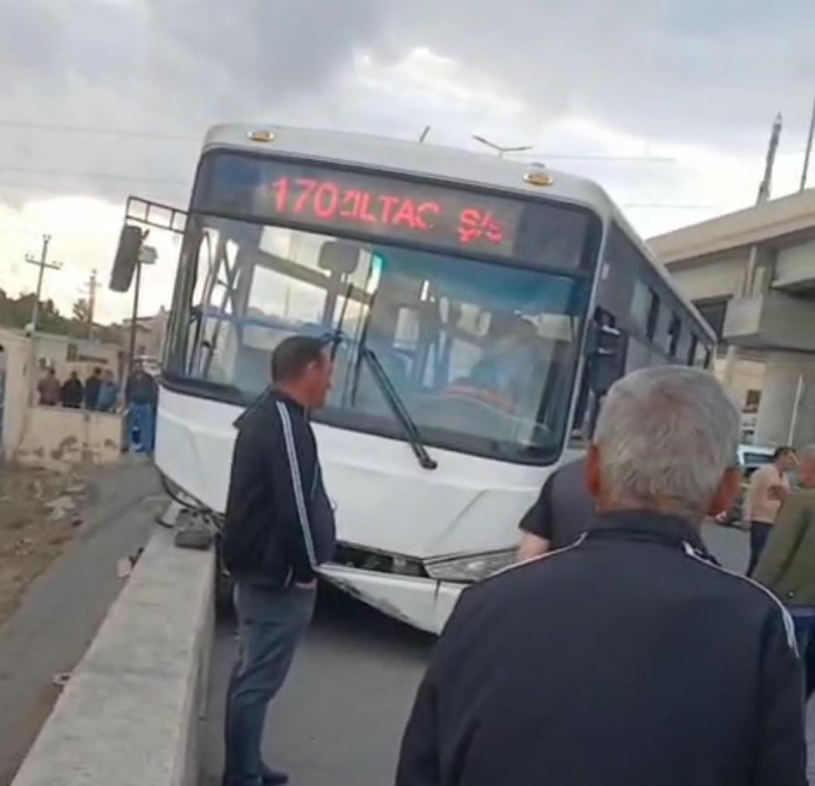 В Баку пассажирский автобус попал в ДТП, пострадавшие доставлены в больницу