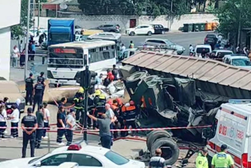 В Баку грузовик сорвался с моста на автомобили, число жертв возросло&nbsp;&nbsp;