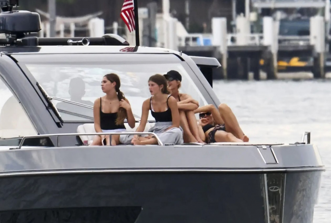 Папарацци застигли дочь Трампа на яхте