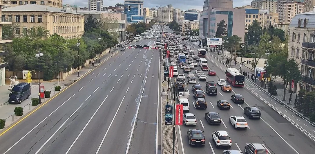В первый учебный день Баку парализовали заторы, дорожная полиция обратилась к водителям