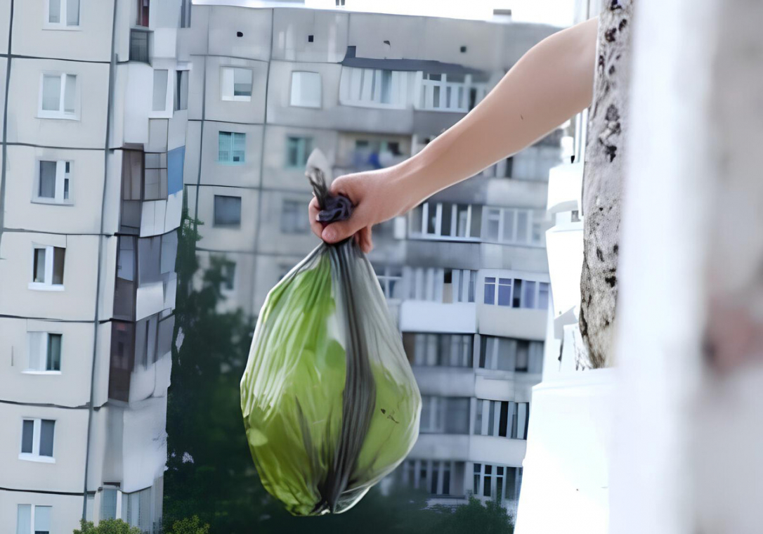 В Баку усиливают наблюдение за выбросом мусора из окон и балконов домов