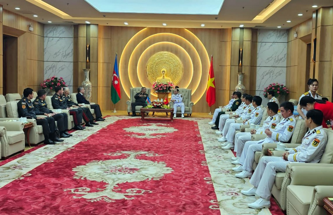 Гасанов посетил штаб ВМС Вьетнама