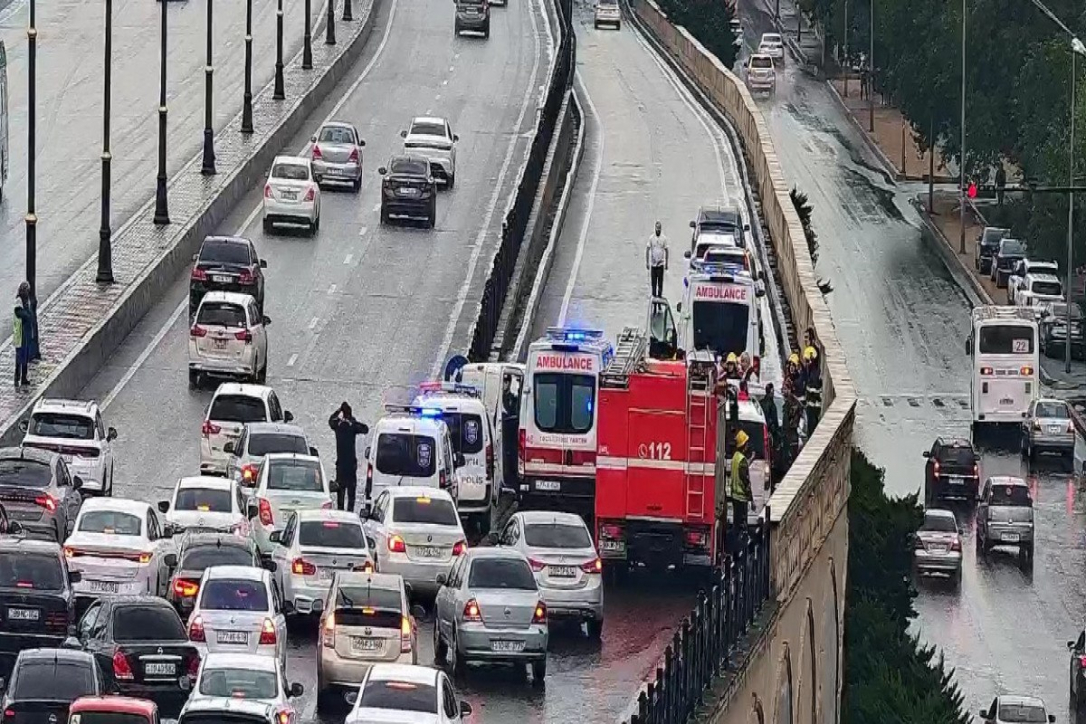 На проспекте Бабека водитель нарушил ПДД и погиб в ДТП