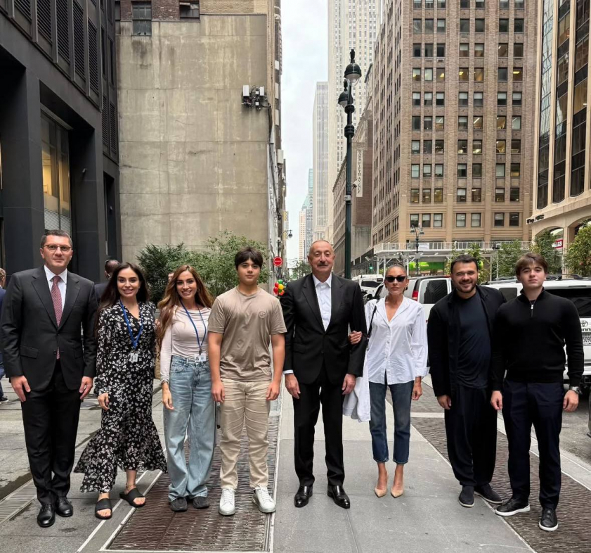 Лейла Алиева поделилась семейной фотографией из Нью-Йорка